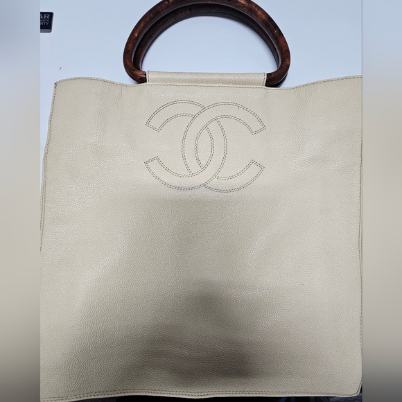 CHANEL Caviar Tote w/wooden handles - Picture 11 of 12